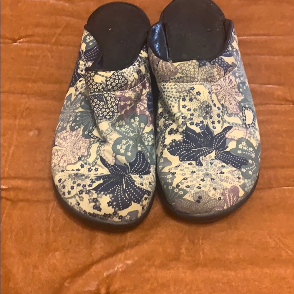 Blue floral sanita